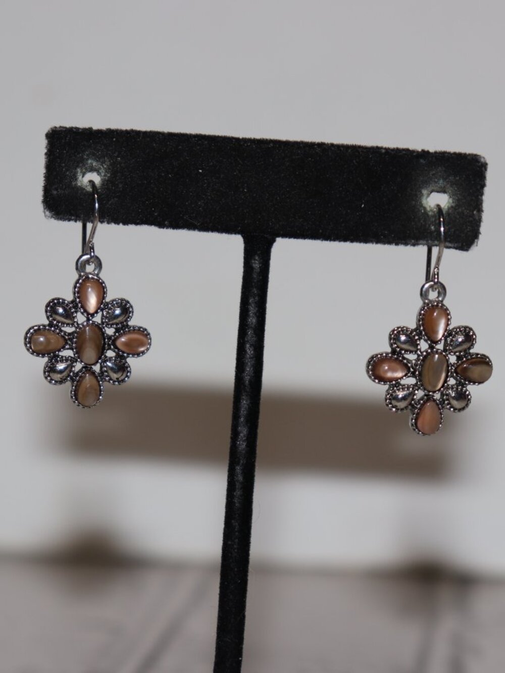 🤍✨ CHAPS Silver & Light Tan Cat’s‑Eye Earrings · 1.25"